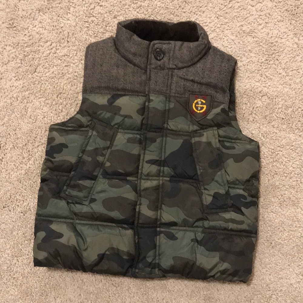 Gap kids. Camo print Puffer vest. Sz 5T or 5 years